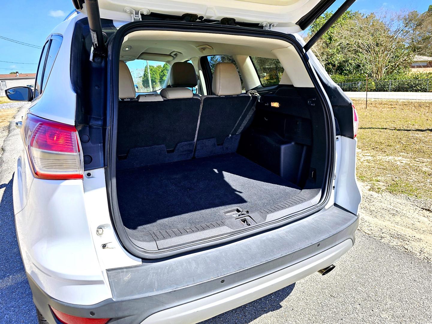 2014 WHITE Ford Escape SE FWD (1FMCU0G98EU) with an 2.0L L4 DOHC 16V engine, 6-Speed Automatic transmission, located at 18001 Kellogg Rd, Saucier, MS, 39574, (228) 832-1441, 39.421459, -76.641457 - Photo#21